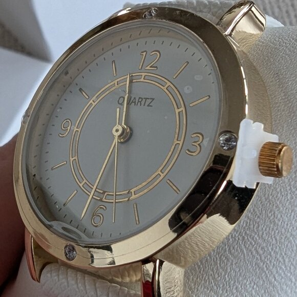 *2/20$* NWOT Creamy White and Gold Quartz Watch with 4 Swarovski Crystals - Picture 4 of 8